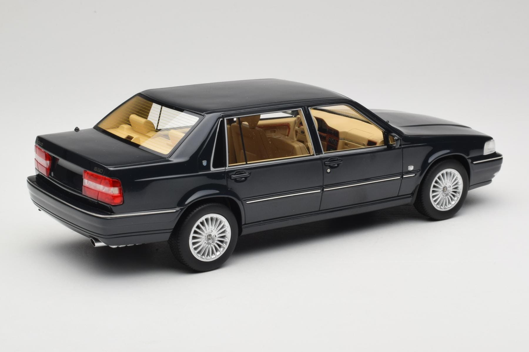 DNA Volvo S90 1:18 Royal Blue 1998 Sedan
