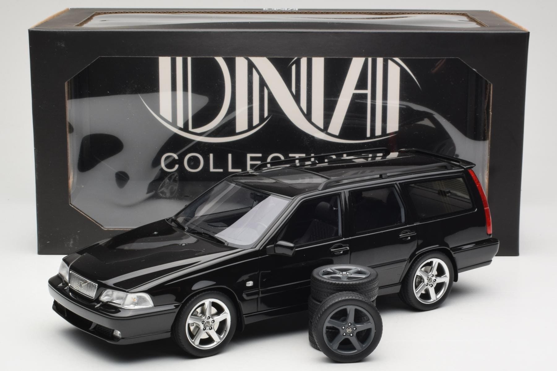 DNA Collectibles Volvo V70 R 1:18 Black Model