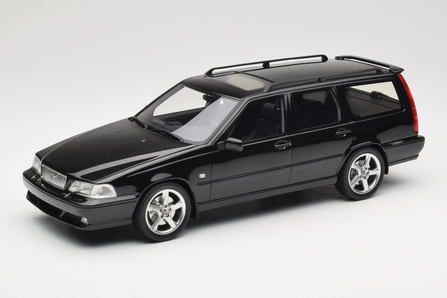 DNA Collectibles Volvo V70 R 1:18 Black Model