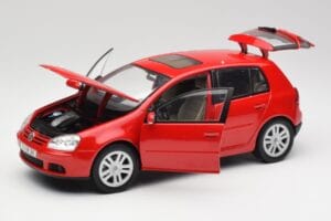 Volkswagen Golf Mk5 4-Door Tornado Red Bburago 1:18 GOLF001 Diecast - image 2 of 8