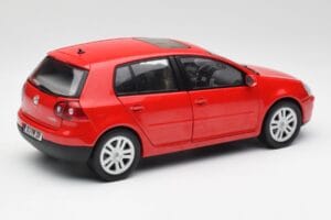 Volkswagen Golf Mk5 4-Door Tornado Red Bburago 1:18 GOLF001 Diecast - image 3 of 8