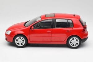 Volkswagen Golf Mk5 4-Door Tornado Red Bburago 1:18 GOLF001 Diecast - image 4 of 8