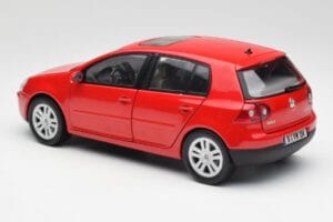 Volkswagen Golf Mk5 4-Door Tornado Red Bburago 1:18 GOLF001 Diecast - image 7 of 8