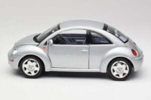 Volkswagen New Beetle Reflex Silver Metallic Bburago 1:18 3322 Diecast - image 4 of 8