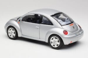 Volkswagen New Beetle Reflex Silver Metallic Bburago 1:18 3322 Diecast - image 7 of 8