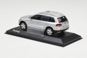 Volkswagen Touareg Reflex Silver Minichamps 1:43 68625 Diecast - image 3 of 4