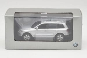 Volkswagen Touareg Reflex Silver Minichamps 1:43 68625 Diecast - image 4 of 4
