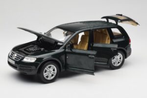 Volkswagen Touareg V10 TDI Canyon Green Bburago 1:18 34911-V1 Diecast - image 2 of 8
