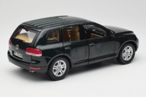 Volkswagen Touareg V10 TDI Canyon Green Bburago 1:18 34911-V1 Diecast - image 3 of 8