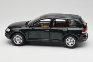 Volkswagen Touareg V10 TDI Canyon Green Bburago 1:18 34911-V1 Diecast - image 4 of 8