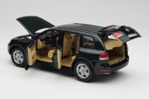 Volkswagen Touareg V10 TDI Canyon Green Bburago 1:18 34911-V1 Diecast - image 5 of 8