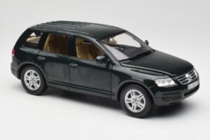 Volkswagen Touareg V10 TDI Canyon Green Bburago 1:18 34911-V1 Diecast - image 6 of 8