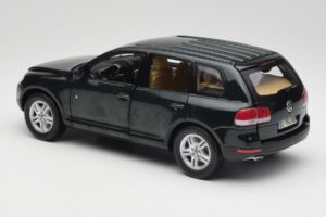 Volkswagen Touareg V10 TDI Canyon Green Bburago 1:18 34911-V1 Diecast - image 7 of 8