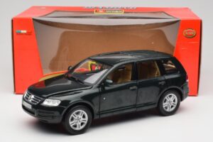 Volkswagen Touareg V10 TDI Canyon Green Bburago 1:18 34911-V1 Diecast - image 8 of 8