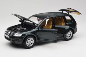 Volkswagen Touareg V10 TDI Reed Green Metallic Bburago 1:18 34911 Diecast - image 2 of 8