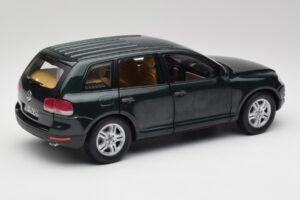 Volkswagen Touareg V10 TDI Reed Green Metallic Bburago 1:18 34911 Diecast - image 3 of 8