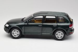 Volkswagen Touareg V10 TDI Reed Green Metallic Bburago 1:18 34911 Diecast - image 4 of 8