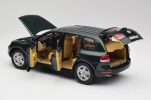 Volkswagen Touareg V10 TDI Reed Green Metallic Bburago 1:18 34911 Diecast - image 5 of 8