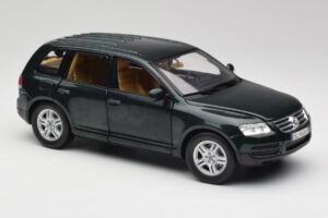 Volkswagen Touareg V10 TDI Reed Green Metallic Bburago 1:18 34911 Diecast - image 6 of 8