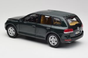 Volkswagen Touareg V10 TDI Reed Green Metallic Bburago 1:18 34911 Diecast - image 7 of 8