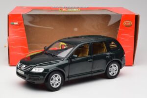 Volkswagen Touareg V10 TDI Reed Green Metallic Bburago 1:18 34911 Diecast - image 8 of 8