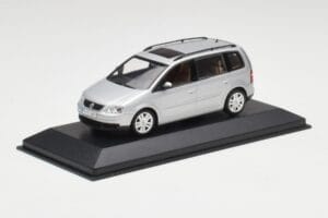 Volkswagen Touran Reflex Silver Minichamps 1:43 TOURAN001 Diecast - image 2 of 4