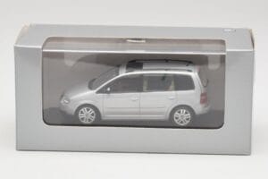 Volkswagen Touran Reflex Silver Minichamps 1:43 TOURAN001 Diecast - image 4 of 4