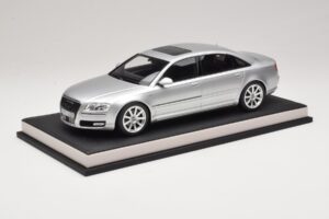 Audi A8 D3 W12 Ice Silver Metallic MotorHelix 1:18 MH030ISM Resin - image 2 of 7