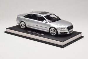 Audi A8 D3 W12 Ice Silver Metallic MotorHelix 1:18 MH030ISM Resin - image 4 of 7