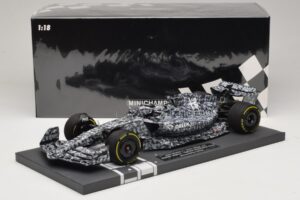 Alfa Romeo Orlen C42 R. Kubica Testing Barcelona 2022 Minichamps 1:18 117229988 Resin - image 7 of 7