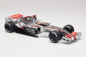 McLaren MP4/21 #3 K. Raikkonen 2006 Minichamps 1:18 530061803 Resin - image 4 of 7