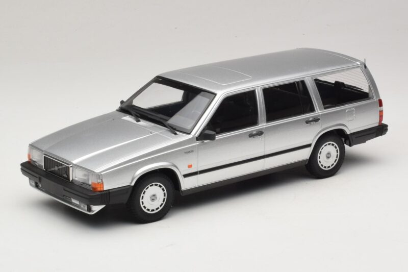 Volvo 740 GL Estate Silver Minichamps 1:18 155171770 Diecast