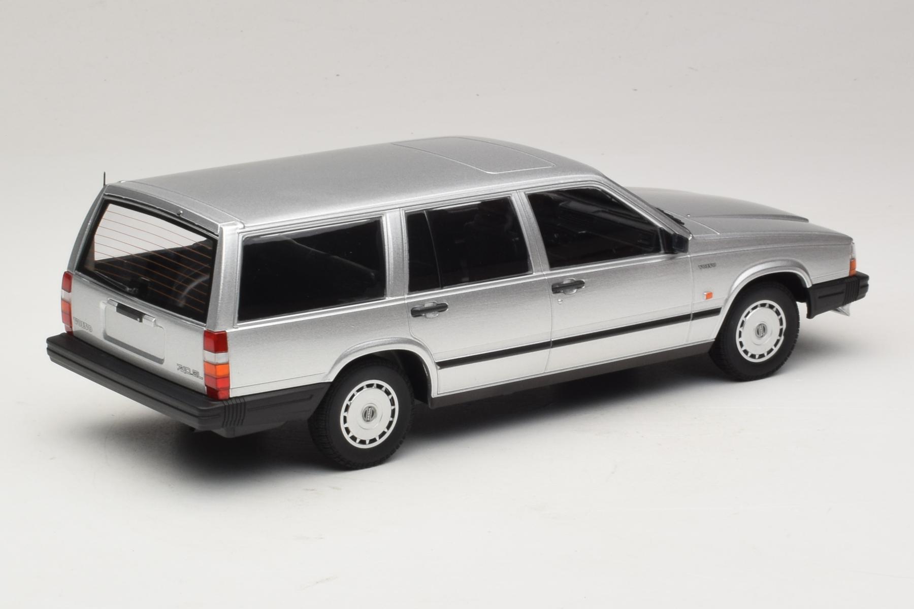 Minichamps Volvo 740 GL Estate 1:18 Silver 1986