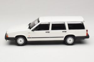 Volvo 740 GL Estate White Minichamps 1:18 155171772 Diecast - image 3 of 6