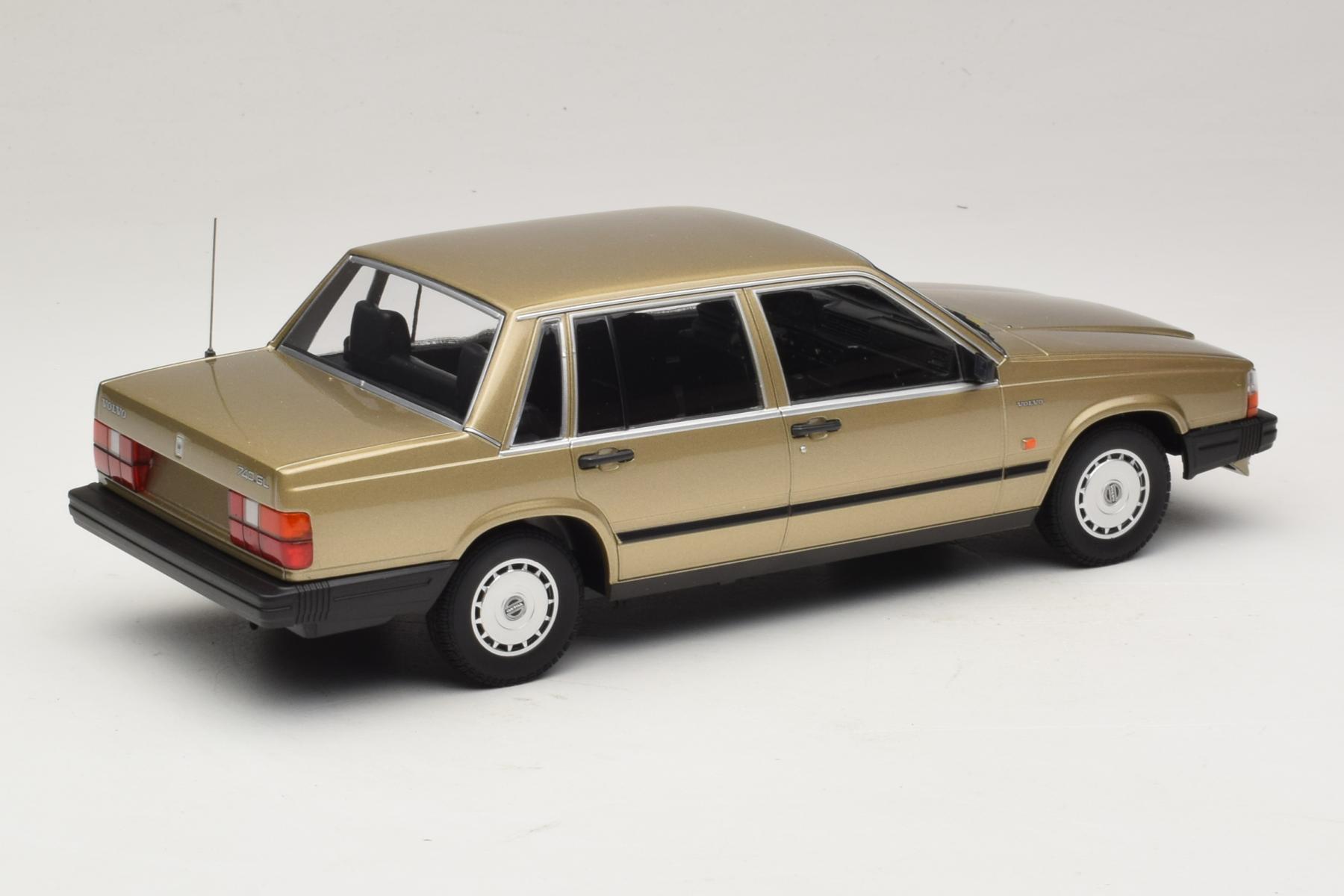 volvo-740-gl-gold-minichamps-1