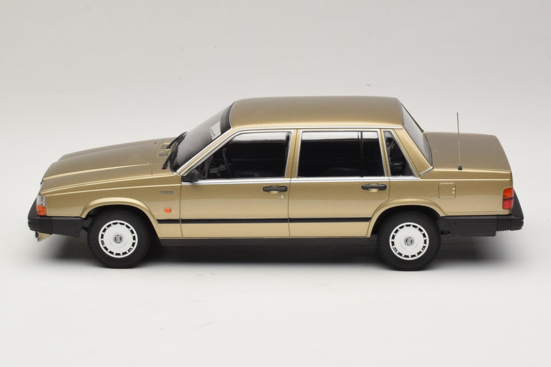Minichamps Volvo 740 GL 1:18 Gold Diecast Sedan 1986