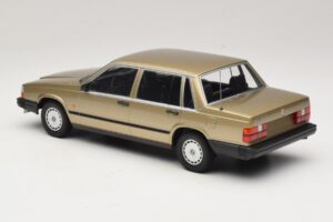 Volvo 740 GL Gold Minichamps 1:18 155171700 Diecast - image 5 of 6
