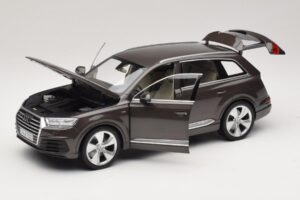 Audi Q7 4M Argus Brown Minichamps 1:18 5011407615 Diecast - image 2 of 8
