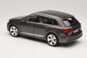 Audi Q7 4M Argus Brown Minichamps 1:18 5011407615 Diecast - image 7 of 8