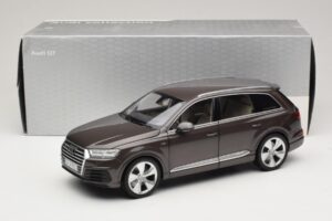 Audi Q7 4M Argus Brown Minichamps 1:18 5011407615 Diecast - image 8 of 8