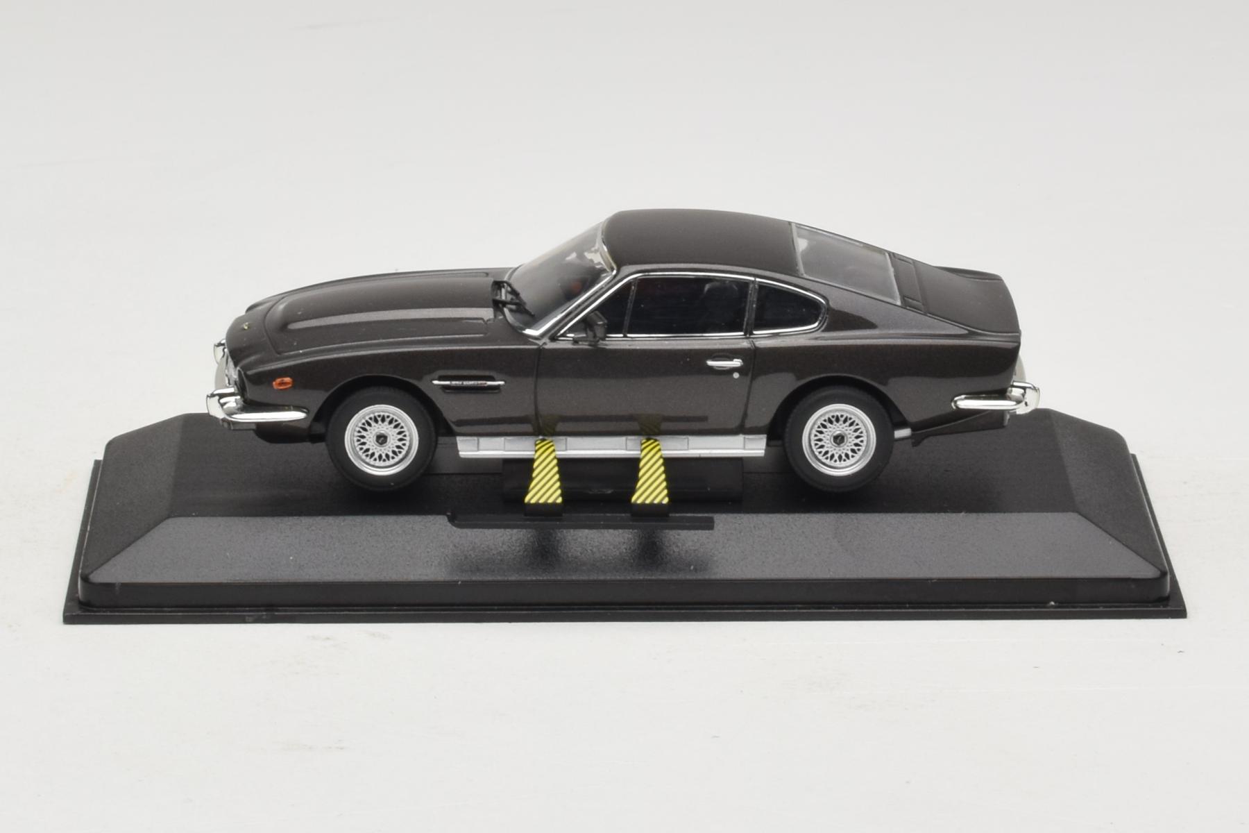 Minichamps Aston Martin DBS 1:43 James Bond With Skis