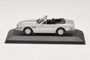 Aston Martin V8 Volante Silver Minichamps 1:43 400137601 Diecast