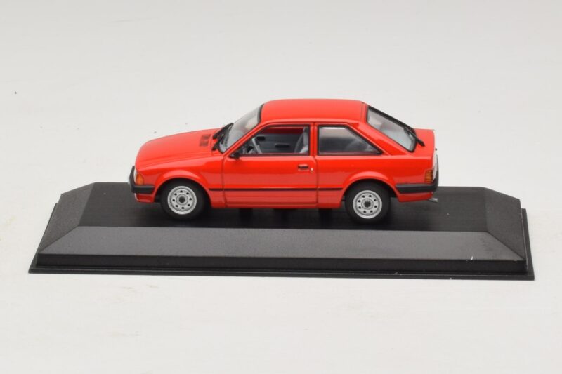 Ford Escort Mk3 3-door Red Minichamps 1:43 Ford Escort Mk3 3-door Red Minichamps 1:43 400085000 Diecast