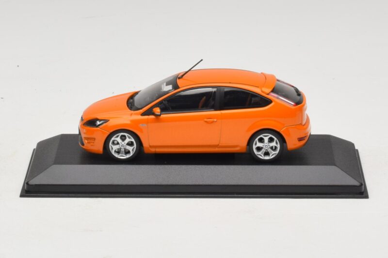 Ford Focus ST Mk2 Electric Orange Minichamps 1:43 Ford Focus ST Mk2 Electric Orange Minichamps 1:43 400087302 Diecast