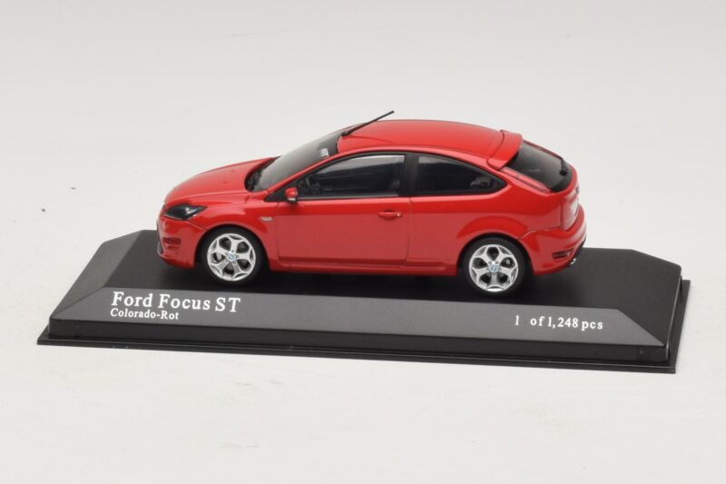 Ford Focus ST Mk2 Red Minichamps 1:43 Ford Focus ST Mk2 Red Minichamps 1:43 400087301 Diecast