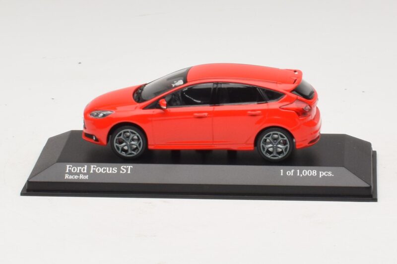 Ford Focus ST Mk3 Red Minichamps 1:43 Ford Focus ST Mk3 Red Minichamps 1:43 410081001 Diecast