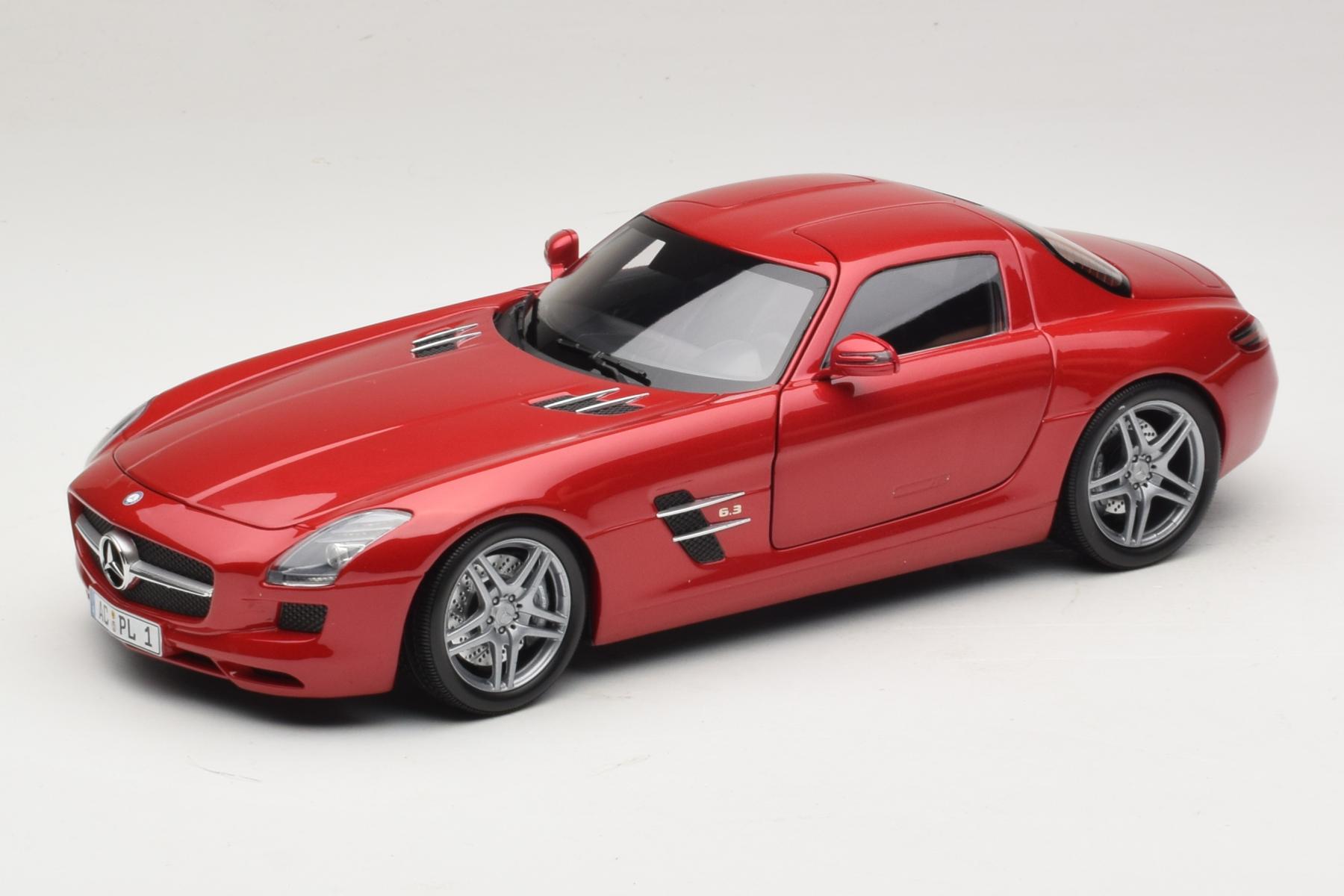 Minichamps Mercedes SLS AMG 1:18 Red Gullwing Diecast