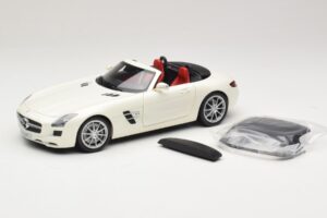 Mercedes SLS AMG Roadster Mystic White II Minichamps 1:18 B66960079 Diecast - image 2 of 9