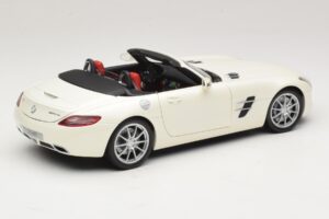 Mercedes SLS AMG Roadster Mystic White II Minichamps 1:18 B66960079 Diecast - image 4 of 9