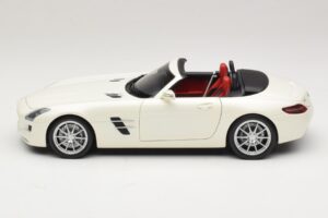 Mercedes SLS AMG Roadster Mystic White II Minichamps 1:18 B66960079 Diecast - image 5 of 9